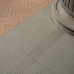 Dettaglio di pietra serena e cotto lungo un percorso pedonale fiorentino